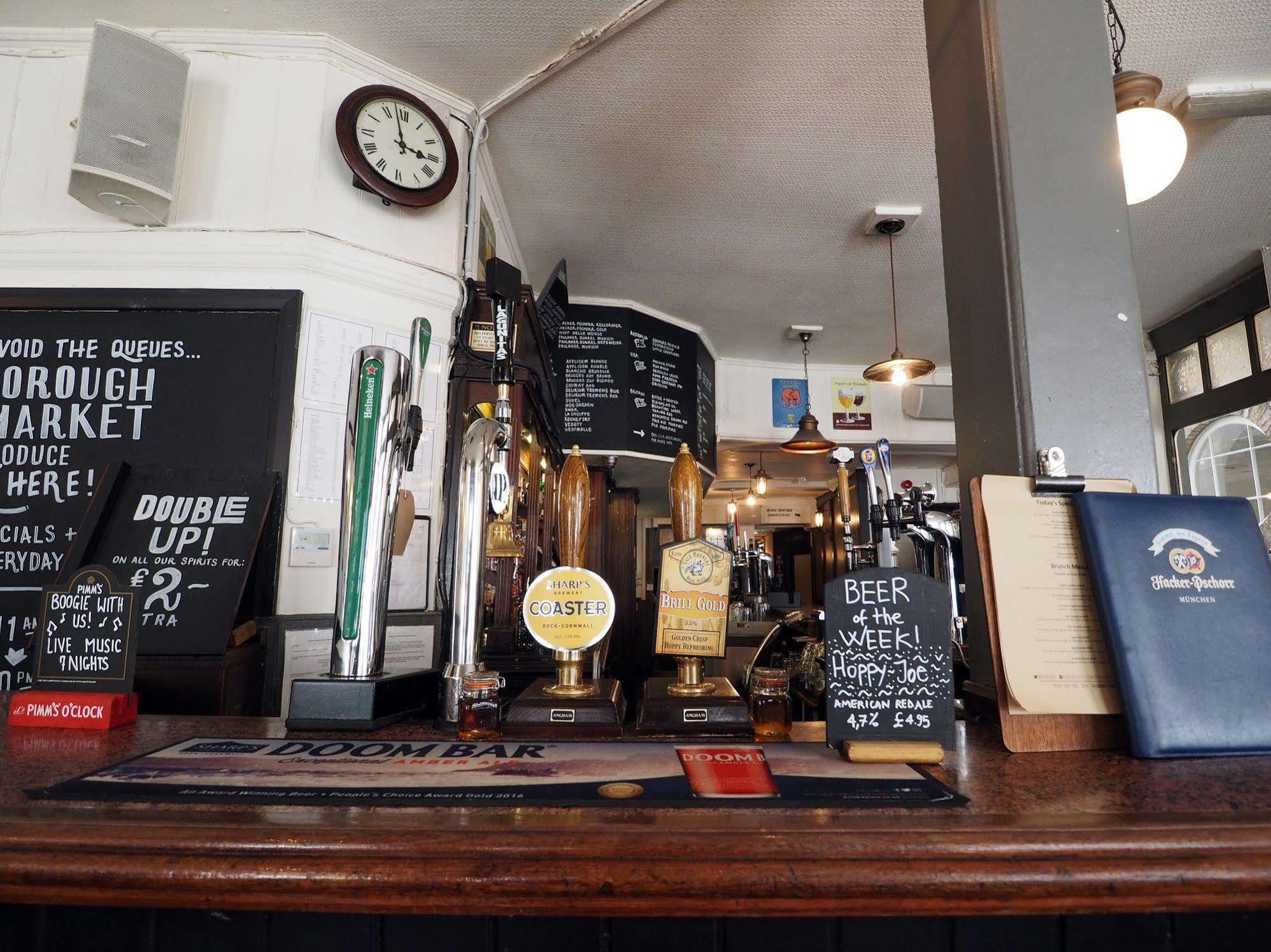Hostal St Christopher's Bridge - The